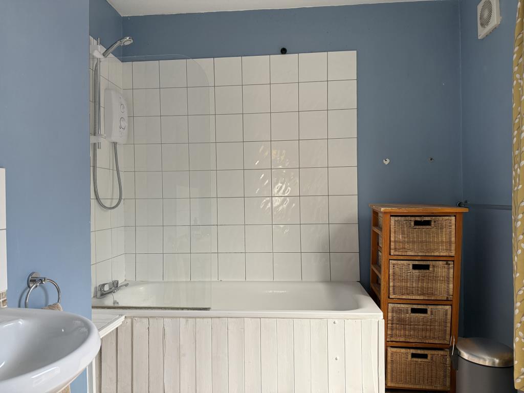 Lot: 144 - FREEHOLD HOUSE FOR INVESTMENT OR OCCUPATION - First floor bathroom with white tiles and painted walls